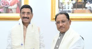 मुख्यमंत्री श्री विष्णु देव साय से केंद्रीय रक्षा राज्य मंत्री श्री संजय सेठ ने की सौजन्य भेंट