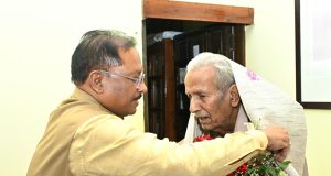 मुख्यमंत्री श्री विष्णुदेव साय ने साहित्यकार श्री विनोद कुमार शुक्ल के निवास पहुंचकर की उनसे मुलाकात