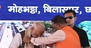 छत्तीसगढ़ की बुनाई, संस्कृति और जीवंत परंपराओं का प्रतीक – प्रधानमंत्री श्री नरेंद्र मोदी को भेंट किया गया कोसा सिल्क से बना हस्तनिर्मित शॉल