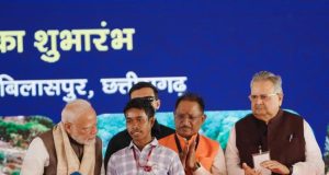 पक्का मकान बन गया है?” – प्रधानमंत्री श्री नरेंद्र मोदी के सवाल पर मुस्कराए दल्लु राम बैगा, कहा – “हां, बन गया है”