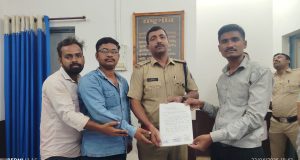 अहिवारा क्षेत्र में अवैध शराब एवं सट्टा पट्टी पर प्रतिबंध लगाने पार्षदों ने नंदिनी थाना प्रभारी को ज्ञापन सौपा।