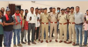 मोबाइल नहीं, भावनाएं लौटाई — कबीरधाम पुलिस ने 35 लाख के गुम मोबाइल उनके स्वामियों को सौंपे