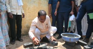 मुख्यमंत्री ने राज मिस्त्री बन सोखता गड्ढा के लिए की ईट जोड़ाई