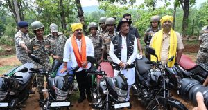 बासिंग सुरक्षा कैंप में आयोजित कार्यक्रम में मुख्यमंत्री श्री विष्णु देव साय ने सुरक्षा बलों को गस्त करने के लिए 50 बाइक को जवानों के साथ हरी झंडी दिखाकर रवाना किया