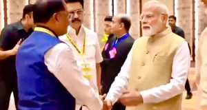 नीति आयोग की बैठक में दिखी आत्मीयता: जब प्रधानमंत्री श्री नरेंद्र मोदी ने मुख्यमंत्री श्री विष्णुदेव साय का थामा हाथ और कहा – छत्तीसगढ़ की बात अभी बाकी है