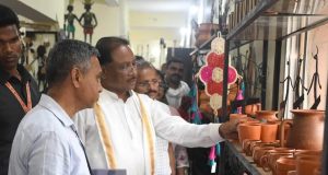 मुख्यमंत्री श्री साय का शिल्प नगरी कोंडागांव के शबरी एंपोरियम पहुंचे