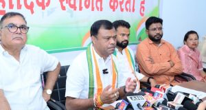 भाजपा कमीशन खोरी और भ्रष्टाचार के लिए तेंदूपत्ता संग्राहकों से मनपसंद चरण पादुका खरीदने का अधिकार छीन रही