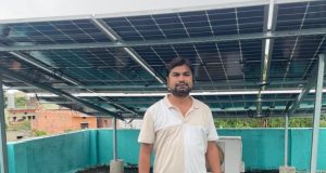 दुबे जी के घर की छत पर सौर ऊर्जा से चलने वाला पावर प्लांट