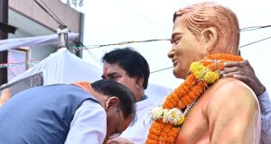 भारतरत्न श्रद्धेय स्वर्गीय अटल बिहारी वाजपेयी की पुण्यतिथि पर आयोजित पुष्पांजलि कार्यक्रम में शामिल हुए मुख्यमंत्री श्री साय