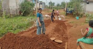 नगर पालिका एवं जनप्रतिनिधियों के उदासीनता के कारण सामाजिक कार्यकर्ताओं ने सड़क निर्माण किया