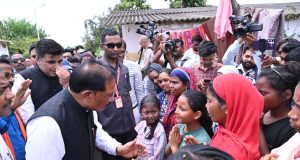 बाढ़ प्रभावितों का हाल जानने सीधे उनके बीच पहुँचे मुख्यमंत्री श्री विष्णु देव साय: अधिकारियों को राहत एवं पुनर्वास कार्यों में तेजी लाने के निर्देश