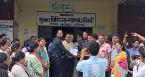 630 एनएचएम कर्मचारियो ने सी.एम.एच.ओ.को सौपा सामूहिक त्यागपत्र