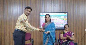 महाविद्यालय के प्राचार्य ने कहा अब महाविद्यालय में जो भी वस्तुएँ उपयोग की जाएँगी, वे केवल स्वदेशी ही होंगी।