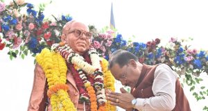 मुख्यमंत्री श्री विष्णुदेव साय ने संविधान दिवस के अवसर पर डॉ. भीमराव अंबेडकर की प्रतिमा पर माल्यार्पण कर किया नमन