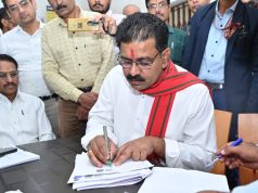 उपमुख्यमंत्री ने मतदान केंद्र पहुंचकर भरा अपना एसआईआर का फॉर्म