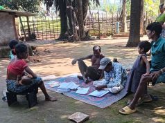 जंगल-पहाड़ों के रास्तों से मतदाताओं तक पहुंच रही टीम