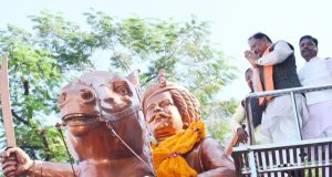 मुख्यमंत्री श्री विष्णुदेव साय ने जयस्तंभ चौक में किया शहीद वीर नारायण सिंह के त्याग और संघर्ष का स्मरण