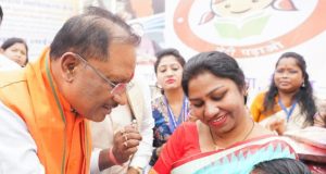 मुख्यमंत्री ने शिशुओं को कराया अन्नप्राशन