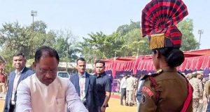 मुख्यमंत्री श्री विष्णुदेव साय ने शहीद जवानों को पुष्पचक्र अर्पित कर दी भावभीनी श्रद्धांजलि।