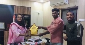 कलेक्टर तूलिका प्रजापति ने किया सम्मानित अजय यादव मिस्टर छत्तीसगढ़ बॉडी बिल्डिंग प्रतियोगिता कवर्धा में जीता था सिल्वर