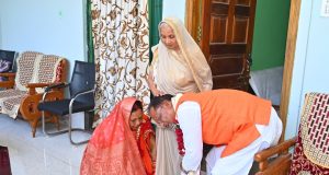 मुख्यमंत्री श्री विष्णुदेव साय ने 61वें जन्मदिवस पर अपनी माता से लिया आशीर्वाद