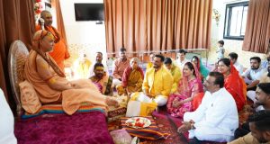 जगद्गुरु शंकराचार्य स्वामी श्रीः अविमुक्तेश्वरानन्द सरस्वती महाराज से सह परिवार मिले विधायक देवेंद्र यादव, प्राप्त किए आशीर्वाद