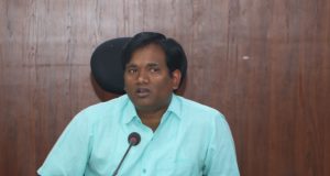 कलेक्टर ने राजस्व अधिकारियों की ली समीक्षा बैठक