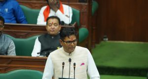 छत्तीसगढ़ में पहली बार हस्तलिखित बजट पेश, वित्त मंत्री ओपी चौधरी ने किए हस्ताक्षर