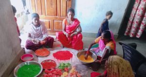 नक्सलियों ने जिन महिलाओं के जीवन को किया बेरंग, वही महिलाएं हर्बल गुलाल बनाकर लोगेां के जीवन में ला रही खुशहाली