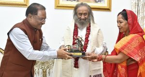 मुख्यमंत्री श्री विष्णुदेव साय ने आध्यात्मिक गुरु श्री श्री रविशंकर से लिया आशीर्वाद