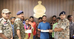 गंगालूर एरिया कमेटी अन्तर्गत सक्रिय 17 माओवादियों ने माओवादी विचारधारा से तौबा कर किया पुलिस के समक्ष आत्मसमर्पण।