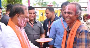 मुख्यमंत्री श्री विष्णुदेव साय ने अपने गृह ग्राम बगिया में ग्रामीणों संग हर्षोल्लास से मनाई होली