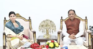 मुख्यमंत्री श्री विष्णु देव साय से प्रसिद्ध कथावाचक देवी चित्रलेखा की सौजन्य भेंट