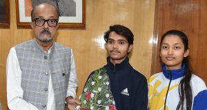 राज्यपाल श्री डेका ने विश्व योग प्रतियोगिता के लिए चयनित प्रतिभागियों को 25-25 हजार रूपए की सहायता राशि दी