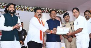 मुख्यमंत्री श्री विष्णुदेव साय ने उप निरीक्षक संवर्ग में चयनित अभ्यर्थियों को प्रदान किया नियुक्ति पत्र