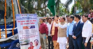 मुख्यमंत्री श्री विष्णुदेव साय ने कैंसर डिटेक्शन वैन को हरी झंडी दिखाकर किया रवाना