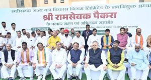 मुख्यमंत्री श्री विष्णु देव साय छत्तीसगढ़ राज्य वन विकास निगम के अध्यक्ष श्री रामसेवक पैकरा के पदभार ग्रहण समारोह में हुए शामिल