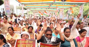 बिगड़ती कानून व्यवस्था महिलाओ के प्रति बढ़ते अपराध को लेकर कांग्रेस ने किया मुख्यमंत्री निवास का घेराव