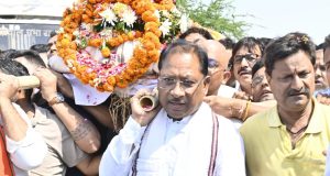 मुख्यमंत्री श्री विष्णु देव साय पहलगाम आतंकी हमले में मारे गए श्री दिनेश मिरानिया की अंत्येष्टि में शामिल हुए और उनके शव को कंधा दिया