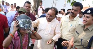 मुख्यमंत्री श्री विष्णु देव साय ने चौपाल में अपने हाथों से दो युवाओं को पहनाया हेलमेट