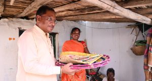 मुख्यमंत्री श्री विष्णु देव साय ने परिवार में शादी के लिए कुलेश्वरी कमार से खरीदा पर्रा, धुकना और सुपा