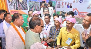 केंद्रीय मंत्री श्री शिवराज सिंह चौहान ने हितग्राहियों से की सीधी बातचीत