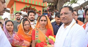 झुरानदी में बिना पूर्व सूचना पहुंचे मुख्यमंत्री, चौपाल लगाकर सुनीं ग्रामीणों की समस्याएं