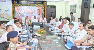 मुख्यमंत्री के कड़े तेवर – लापरवाह अधिकारियों पर गिरी गाज