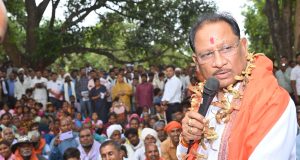 तेज हवाओं के बीच ढोढरीकला में अचानक उतरा मुख्यमंत्री का हेलिकॉप्टर