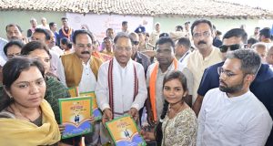 मुख्यमंत्री की चौपाल: कांकेर जिले के ग्राम मांदरी में उतरा मुख्यमंत्री का हेलिकॉप्टर