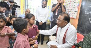 सुशासन तिहार के दौरे पर मुख्यमंत्री अचानक पहुंचे मांदरी गांव के आँगनबाड़ी केंद्र