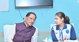 मुख्यमंत्री ने आकांक्षा विद्यालय में नीट जेईई कोचिंग के विद्यार्थियों से किया संवाद