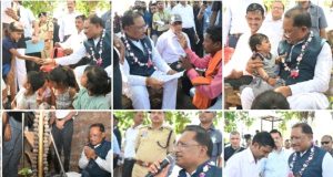 मुख्यमंत्री पहुंचे उत्कृष्ट किसान रोहित साहू के केला और पपीता के हरियाले खेत