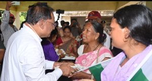 मुख्यमंत्री ने तिरंगा यात्रा के अवसर पर शहीदों के परिजनों को शाल और श्रीफल भेंटकर सम्मानित किया